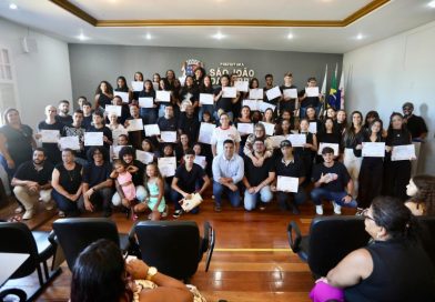 Participantes de oficinas da Casa da Juventude recebem certificados