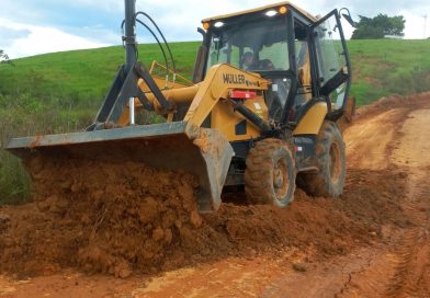 Agricultura de Campos avança na recuperação da Estrada do Elesbão pelo Estradas do Produtor