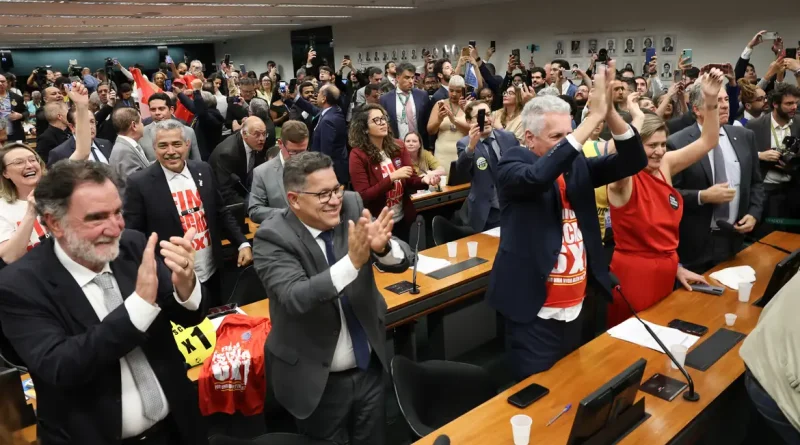 Comissão aprova relatório de PEC que acaba com escala 6X1 Comissão aprova relatório de PEC que acaba com escala 6X1