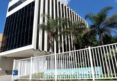 Prefeitura de Macaé injeta mais de R$ 162 milhões na economia com pagamento de salários e primeira parcela do 13º Prefeitura de Macaé injeta mais de R$ 162 milhões na economia com pagamento de salários e primeira parcela do 13º