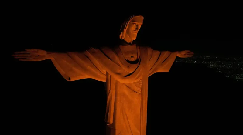 Cristo Redentor iluminado na cor laranja alerta contra o feminicídio Cristo Redentor iluminado na cor laranja alerta contra o feminicídio