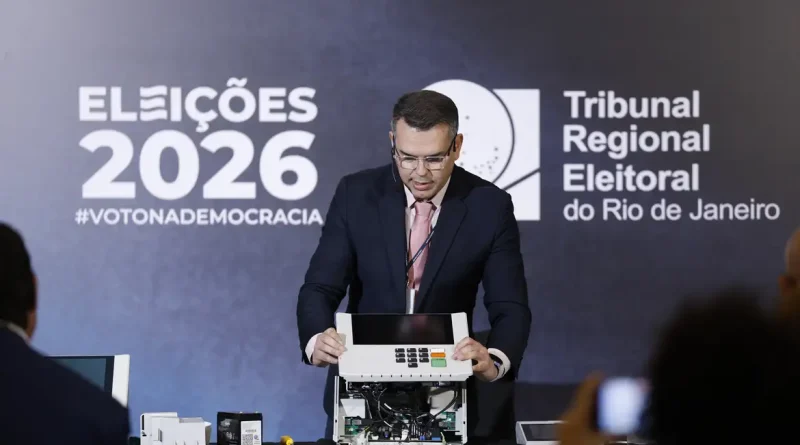 TRE-RJ abre urna para o público e defende segurança do voto eletrônico TRE-RJ abre urna para o público e defende segurança do voto eletrônico